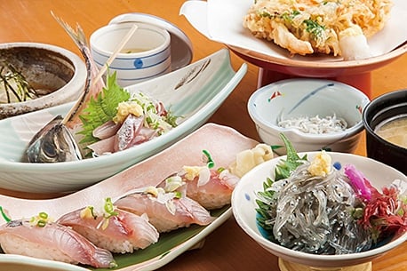 釜揚シラスと地魚　快飛　本店